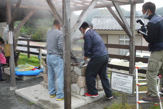 サツマイモなどの生産物販売の様子