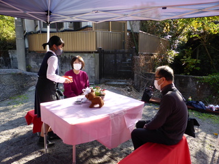 お茶のおもてなしの様子