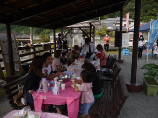 スメ体験後に蒸した食材を食べている様子