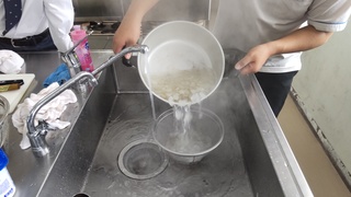 ざるで水分を切っている様子