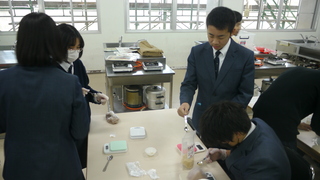 利用しやすいよう指宿温泉塩を調整する様子