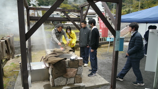 スメ体験を手伝う様子