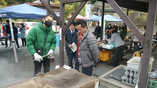 スメで蒸し上がるまで待つ様子