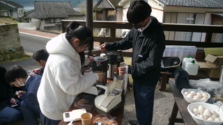 茶節を振る舞う様子