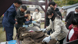 スメ体験のお手伝いの様子