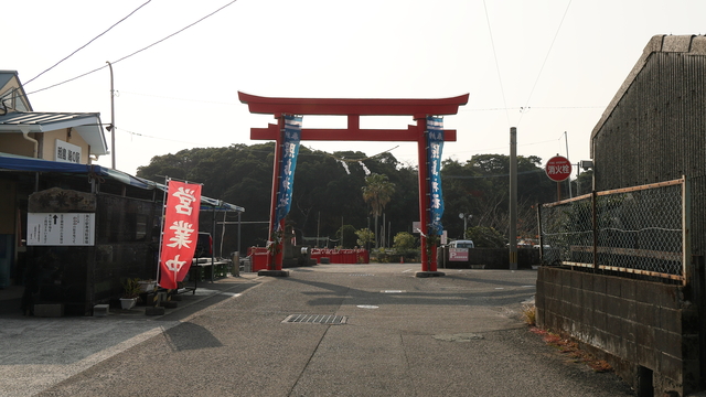 大きな朱色の鳥居が目印。左は「照島 海の駅」