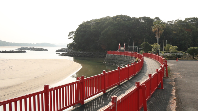 参道横は照島海岸。反対側にはなぎさ公園と広ーい駐車場。