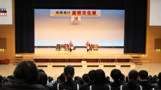 オープニングは枕崎高校乙女太鼓同好会の演奏