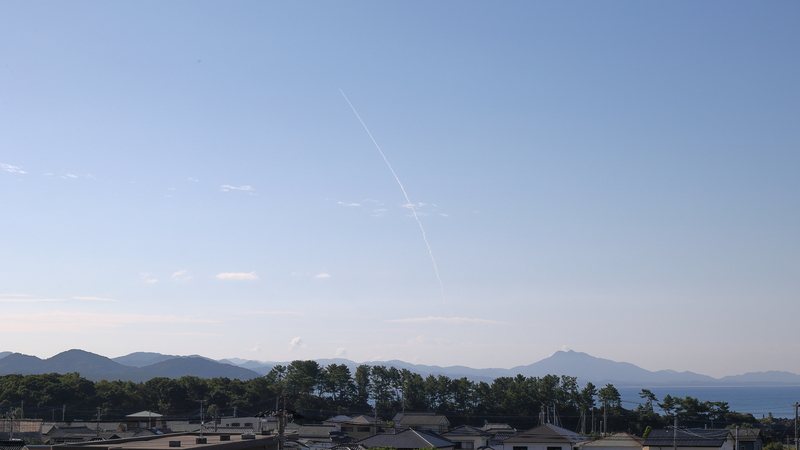 上空へ伸びていく白煙