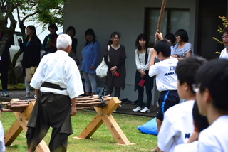 中学校1年生 薬丸野太刀自顕流体験(1回目)を行いました 中学校1年生 薬丸野太刀自顕流体験(1回目)を行いました