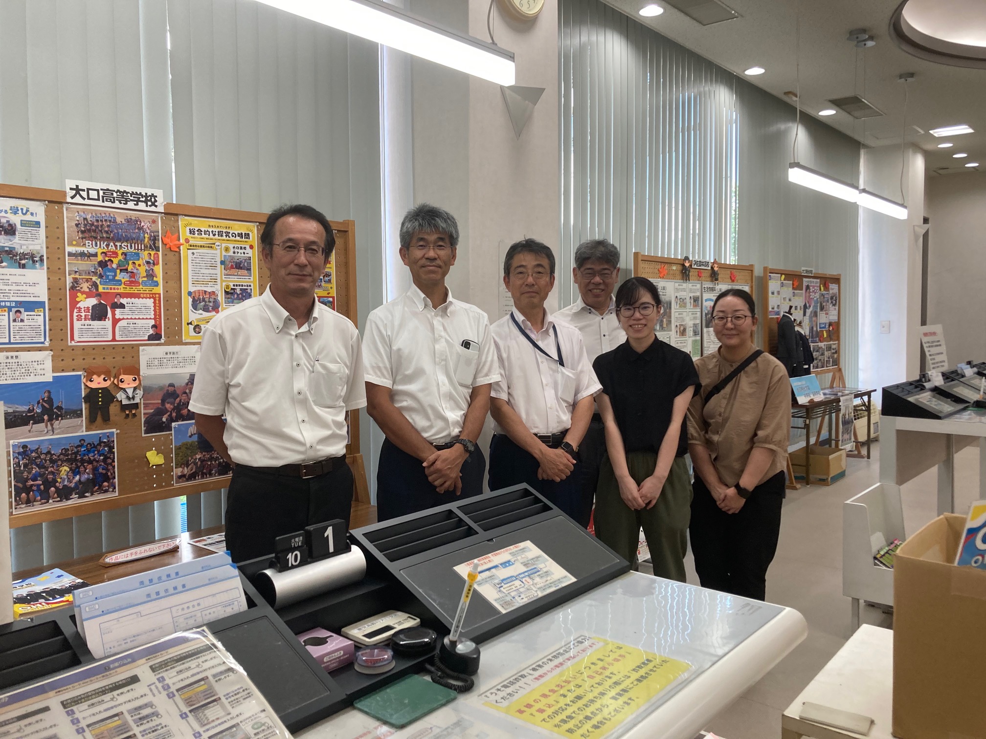 展示作業後の記念写真