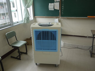 各教室に寄贈された大型冷風機