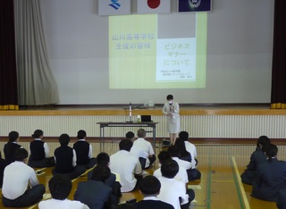 講話　詫間先生によるマナー指導の様子