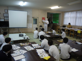 中園久太郎商店で説明を聞いている様子