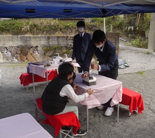 みそ玉作り（鰹節削り）体験の様子