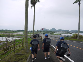 岡児ヶ水に向かって歩く様子
