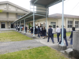 雨のため体育館へ避難集合の様子