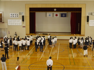 パートに分かれ歌う様子