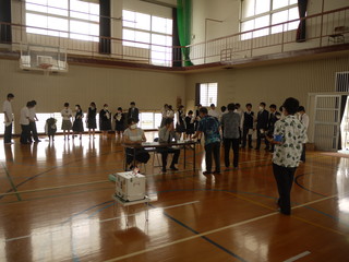 投票のやり方の説明を聞いている様子