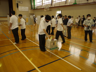 投票用紙に記入して投票する様子