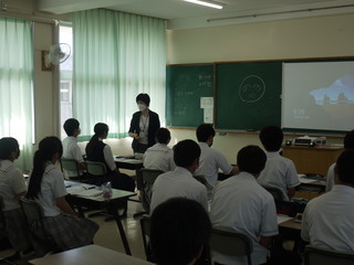 講師：小野 祥子（おのしょうこ）様が講義する様子