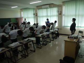 礼（お辞儀）を練習する様子
