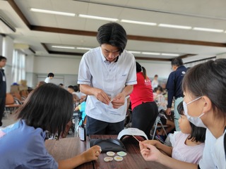 アクセサリーを一緒に作る様子