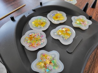 小学生たちが作ったアクセサリー