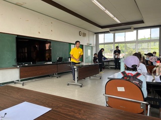 本校上園校長が山川高校を紹介する様子