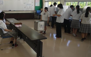 選挙管理委員立ち会いのもとでの投票の様子