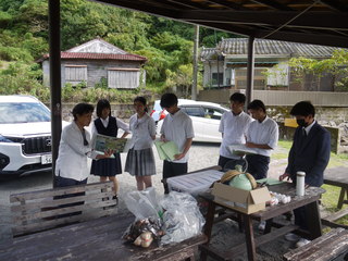 現地の方から利活用の方法を聞く様子