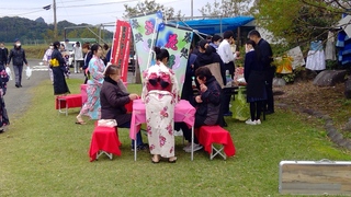 お茶を提供する生徒