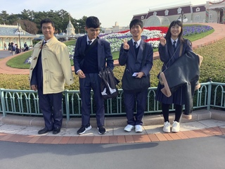 入場してポーズ