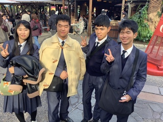 広い園内で生徒を見つけるのは一苦労です。