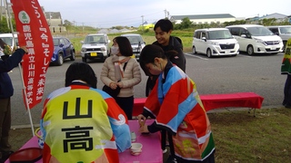 抹茶やハーブティを振る舞う様子