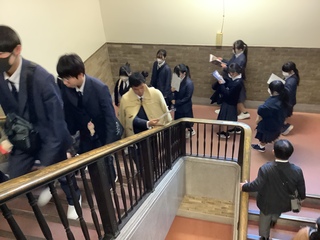 議事堂に入る順番待ちです。
