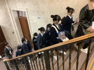 参議院会館の階段を登っています。