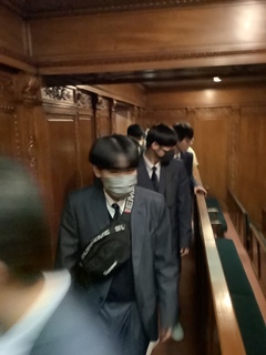参議院の一般傍聴席から議場を見ました