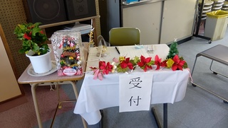 クリスマスで彩った受付