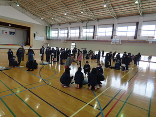 ７班に分かれて心肺蘇生をやる様子