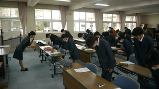 丁寧なお辞儀の実演の様子