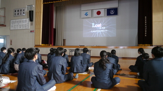 薬物乱用の動画視聴の様子