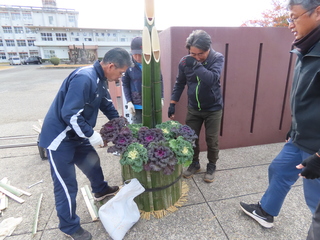 生徒（草花専攻）が作った葉ボタンを飾る様子
