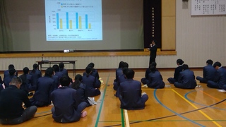 がんの種類と割合の説明を聞く様子