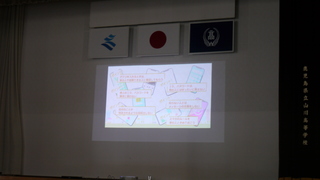 スマートフォンを安全に使うポイント学ぶ様子