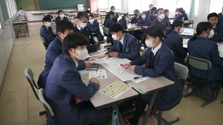 ライフプラン表に人生設計を書き込む様子
