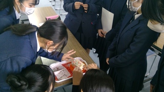 針供養をする生徒の様子