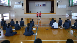 バトミントン部の紹介の様子