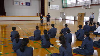 軽音楽部の紹介の様子