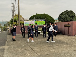 徒歩による通学生たち